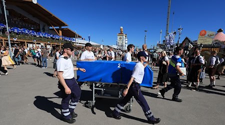 Etliche Male am Tag muss der Rettungsdienst auf dem Oktoberfest ausrücken. / Foto: Karl-Josef Hildenbrand/dpa