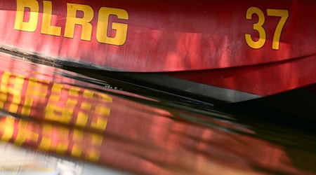 Taucher der Deutschen Lebens-Rettungs-Gesellschaft suchten einen Teil des Chiemsee ab. (Symbolbild) / Foto: Sebastian Gollnow/dpa