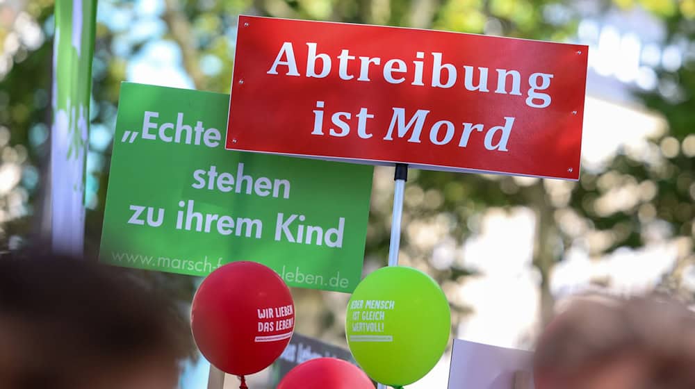 Abtreibungsgegner dürfen auch in der Nähe von Beratungsstellen demonstrieren - wenn sie nicht überziehen. (Archivbild) / Foto: Christoph Reichwein/dpa