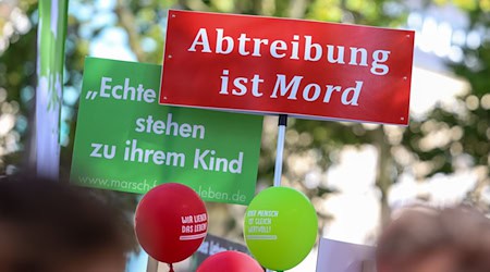 Abtreibungsgegner dürfen auch in der Nähe von Beratungsstellen demonstrieren - wenn sie nicht überziehen. (Archivbild) / Foto: Christoph Reichwein/dpa