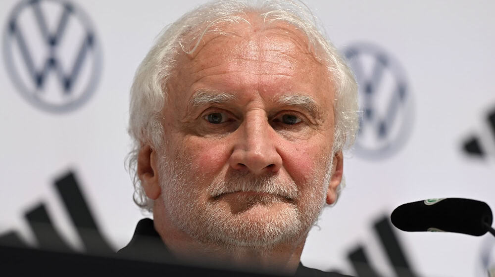 Rudi Völler wirbt um Nachsicht mit Nationalstürmer Nick Woltemade. (Archivbild) / Foto: Federico Gambarini/dpa
