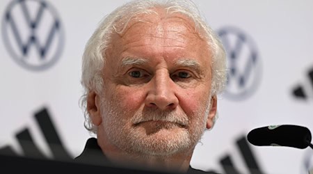 Rudi Völler wirbt um Nachsicht mit Nationalstürmer Nick Woltemade. (Archivbild) / Foto: Federico Gambarini/dpa