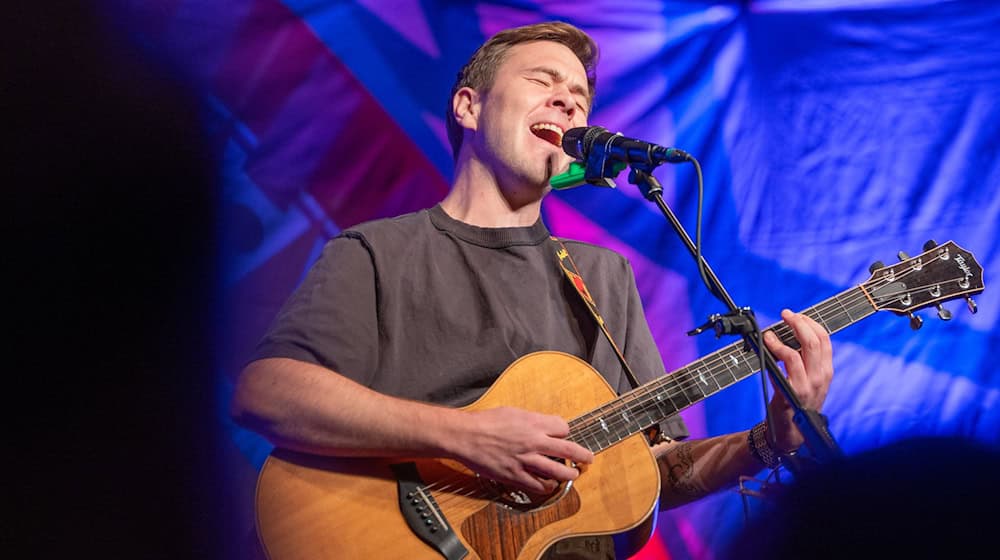 Auf den Skihütten wurde Oimaras Hit «Wackelkontakt» rauf und runter gespielt - auch auf der Wiesn? (Archivbild) / Foto: Leonie Asendorpf/dpa