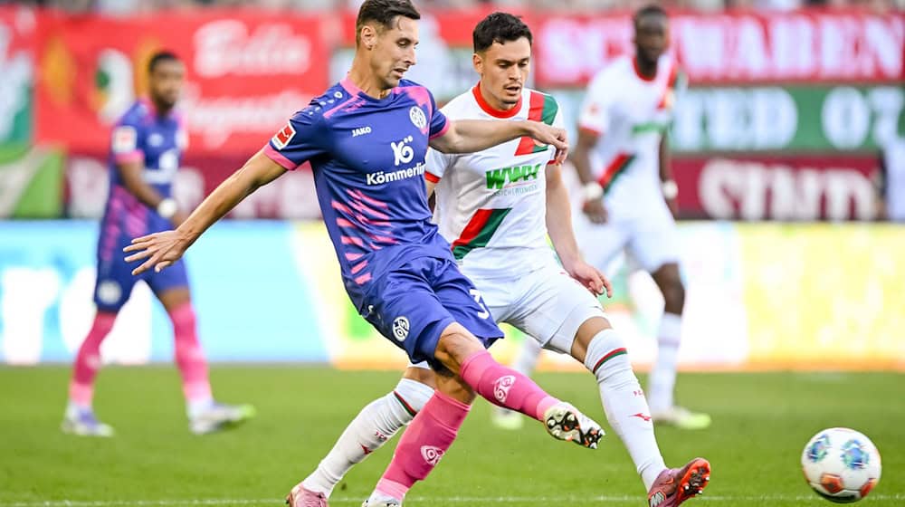Mainz-Profi Dominik Kohr (links) und Augsburgs Fabian Rieder kämpfen um den Ball. / Foto: Harry Langer/dpa