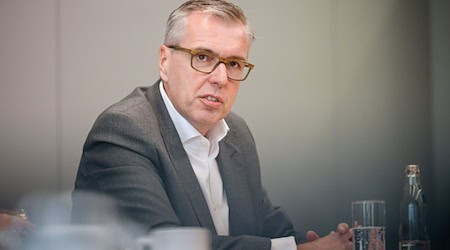 ZF-Chef Klein geht zum Monatsende. (Archivbild)  / Foto: Oliver Dietze/dpa