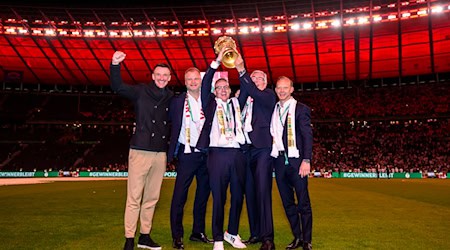 Vorstand Marketing und Vertrieb Rouven Kasper (r) wechselt vom VfB Stuttgart zum FC Bayern. (Archivbild) / Foto: Tom Weller/dpa Vorstand Marketing und Vertrieb Rouven Kasper (r) wechselt vom VfB Stuttgart zum FC Bayern. (Archivbild) / Foto: Tom Weller/dpa