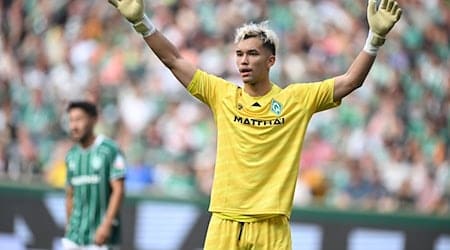 Fehlt wegen einer Schulterverletzung gegen die Bayern: Werder-Torwart Mio Backhaus (Archiv)  / Foto: Carmen Jaspersen/dpa