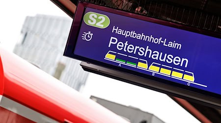 Grün steht für viele freie Plätze, gelb für mittlere Auslastung im Wagon. / Foto: Matthias Balk/dpa