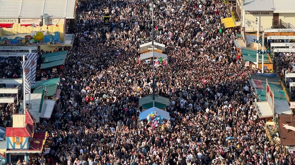 Weder vor noch zurück: Zeitweise war die Wiesn komplett dicht (Archivbild). / Foto: Peter Kneffel/dpa