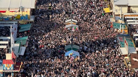 Weder vor noch zurück: Viele Besucherinnen und Besucher steckten zeitweise fest. (Archivbild) / Foto: Peter Kneffel/dpa