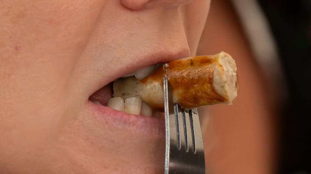 Schmeckt's? Das will die Wiesn-Wurstprüfungskommission herausfinden. / Foto: Peter Kneffel/dpa