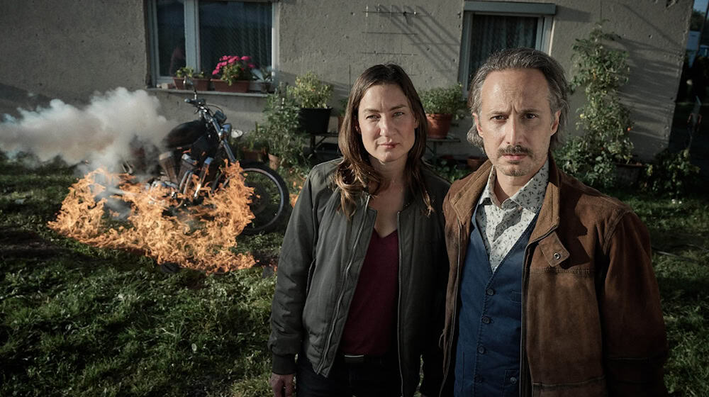 Frederike Bader (Marie Leuenberger) und Ferdinand Zankl (Michael Ostrowksi) sind die Helden der Reihe. / Foto: Bernd Schuller/BR/ARD Degeto Film/Hager Moss Film GmbH/dpa