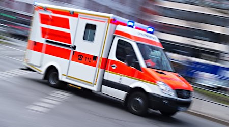 Sanitäter bringen den Lastwagen- und den Autofahrer in ein Krankenhaus. (Symbolbild) / Foto: Nicolas Armer/dpa