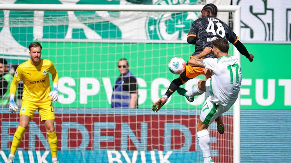 Nach wenigen Sekunden beging Fürths Noah König ein Foul. / Foto: Daniel Karmann/dpa