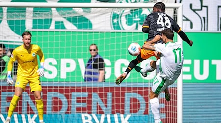 Nach wenigen Sekunden beging Fürths Noah König ein Foul. / Foto: Daniel Karmann/dpa