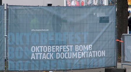 Die Wiesn war wegen einer Bombendrohung gesperrt - und konnte erst nach umfangreichen Absuchmaßnahmen wieder öffnen.  / Foto: Michael Faulhaber/dpa