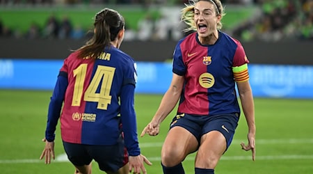 Die vielfach ausgezeichneten Aitana Bonmatí und Alexia Putellas jubeln auch gegen den FC Bayern (Archivbild)  / Foto: Swen Pförtner/dpa