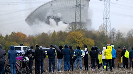 Der zweite Kühlturm des stillgelegten Kernkraftwerkes Gundremmingen stürzt nach der Sprengung zusammen. / Foto: Sven Hoppe/dpa Der zweite Kühlturm des stillgelegten Kernkraftwerkes Gundremmingen stürzt nach der Sprengung zusammen. / Foto: Sven Hoppe/dpa