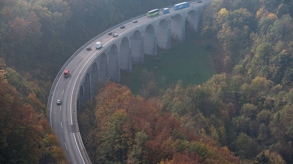 Die Autobahn GmbH bittet Autofahrerinnen und Autofahrer, keine Schleichwege zu nutzen und Navi-Systeme auszuschalten. (Archivbild) / Foto: Sebastian Gollnow/dpa Die Autobahn GmbH bittet Autofahrerinnen und Autofahrer, keine Schleichwege zu nutzen und Navi-Systeme auszuschalten. (Archivbild) / Foto: Sebastian Gollnow/dpa