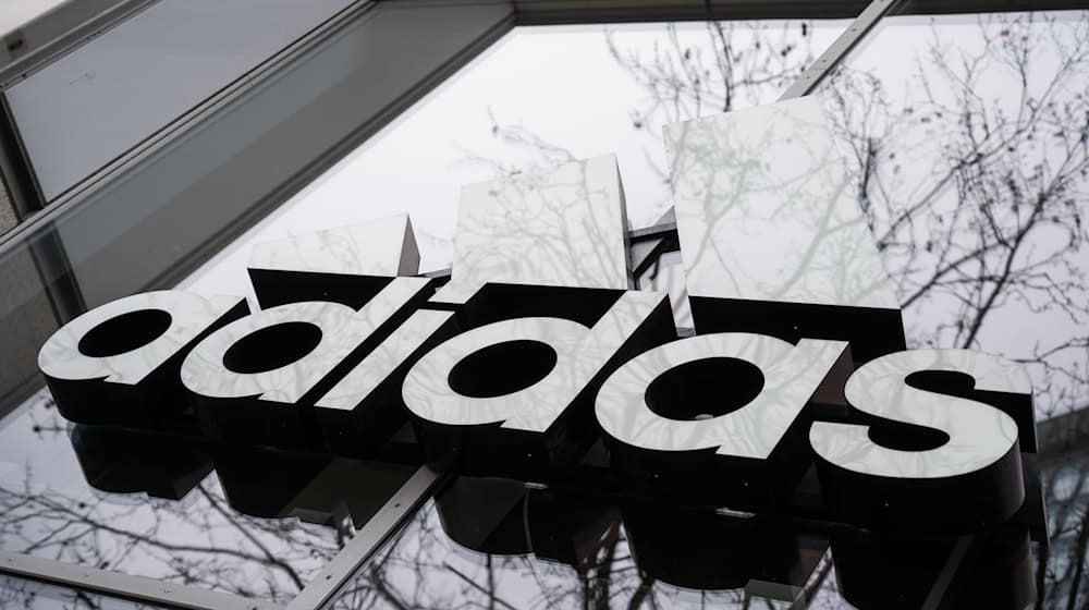 Adidas wird nach einem starken dritten Quartal optimistischer für 2025. / Foto: Christophe Gateau/dpa