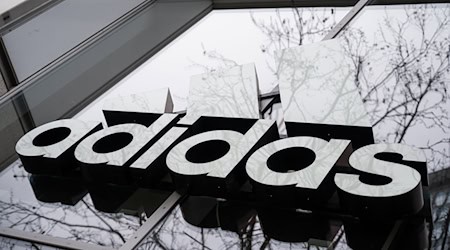 Adidas wird nach einem starken dritten Quartal optimistischer für 2025. / Foto: Christophe Gateau/dpa