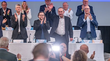 Hubert Aiwanger ist bei der Landesversammlung der Freien Wähler als Vorsitzender im Amt bestätigt worden. / Foto: Armin Weigel/dpa Hubert Aiwanger ist bei der Landesversammlung der Freien Wähler als Vorsitzender im Amt bestätigt worden. / Foto: Armin Weigel/dpa
