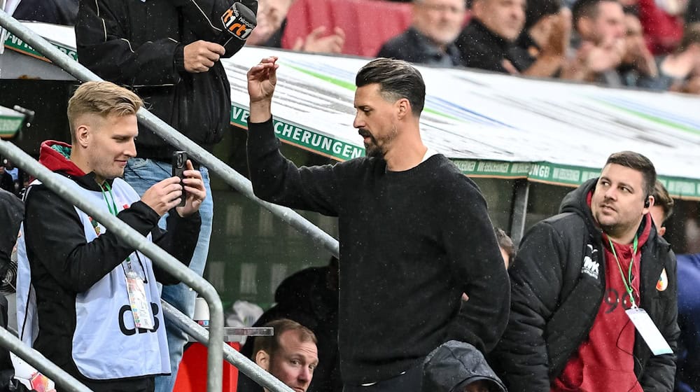 Augsburgs neuer Coach Sandro Wagner fiel kürzlich mit einer Bla-Bla-Geste Richtung Zuschauer auf. / Foto: Harry Langer/dpa