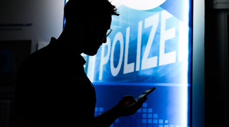 Die Polizei warnt vor Online-Trading-Maschen. (Symbolbild) / Foto: Julian Stratenschulte/dpa
