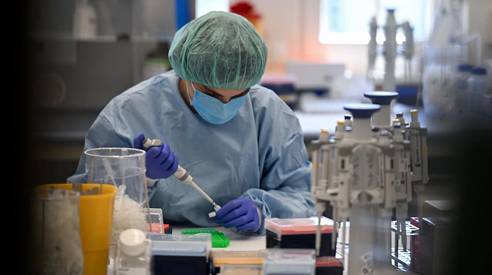 Für eine erfolgreiche Beweisführung ist die Sicherstellung von Spuren nach einem sexuellen oder körperlichen Übergriff entscheidend. In Bayern kann das nun anonymisiert als Kassenleistung abgerechnet werden. (Illustration) / Foto: Arne Dedert/dpa Für eine erfolgreiche Beweisführung ist die Sicherstellung von Spuren nach einem sexuellen oder körperlichen Übergriff entscheidend. In Bayern kann das nun anonymisiert als Kassenleistung abgerechnet werden. (Illustration) / Foto: Arne Dedert/dpa