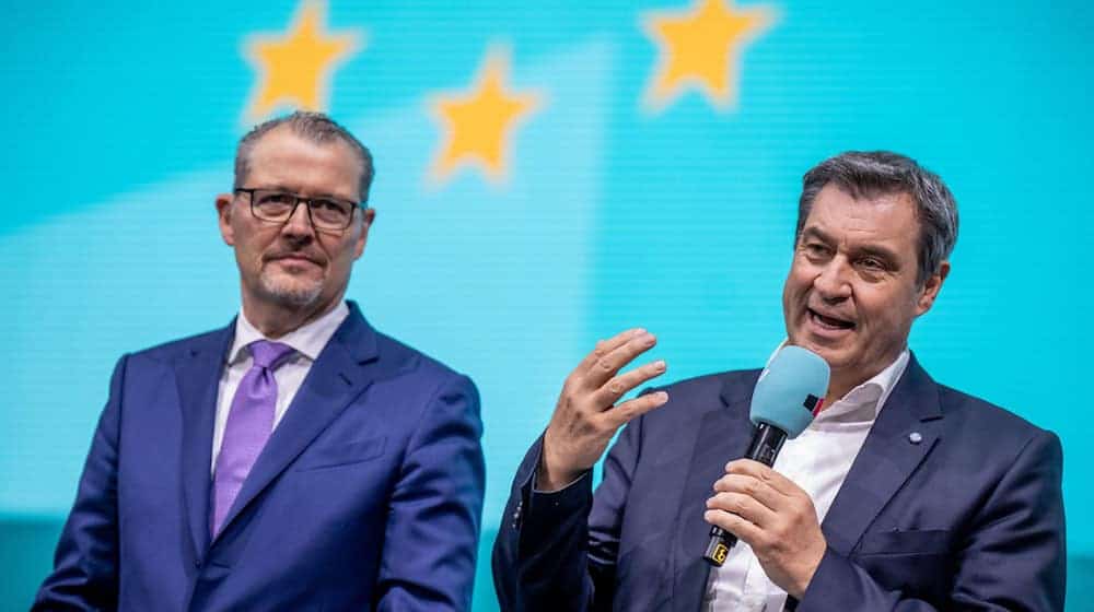 Arbeitgeberpräsident Rainer Dulger (links) fordert von CSU-Chef Markus Söder ein Verzicht auf die Umsetzung der dritten Stufe der Mütterrente. (Archivbild) / Foto: Michael Kappeler/dpa Arbeitgeberpräsident Rainer Dulger (links) fordert von CSU-Chef Markus Söder ein Verzicht auf die Umsetzung der dritten Stufe der Mütterrente. (Archivbild) / Foto: Michael Kappeler/dpa