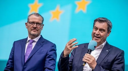 Arbeitgeberpräsident Rainer Dulger (links) fordert von CSU-Chef Markus Söder ein Verzicht auf die Umsetzung der dritten Stufe der Mütterrente. (Archivbild) / Foto: Michael Kappeler/dpa Arbeitgeberpräsident Rainer Dulger (links) fordert von CSU-Chef Markus Söder ein Verzicht auf die Umsetzung der dritten Stufe der Mütterrente. (Archivbild) / Foto: Michael Kappeler/dpa