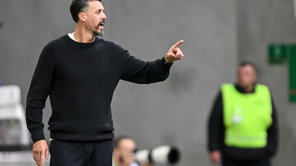 Augsburg-Trainer Sandro Wagner hat schon jetzt eine ereignisreiche erste Saisonphase hinter sich. (Archivbild) / Foto: Harry Langer/dpa