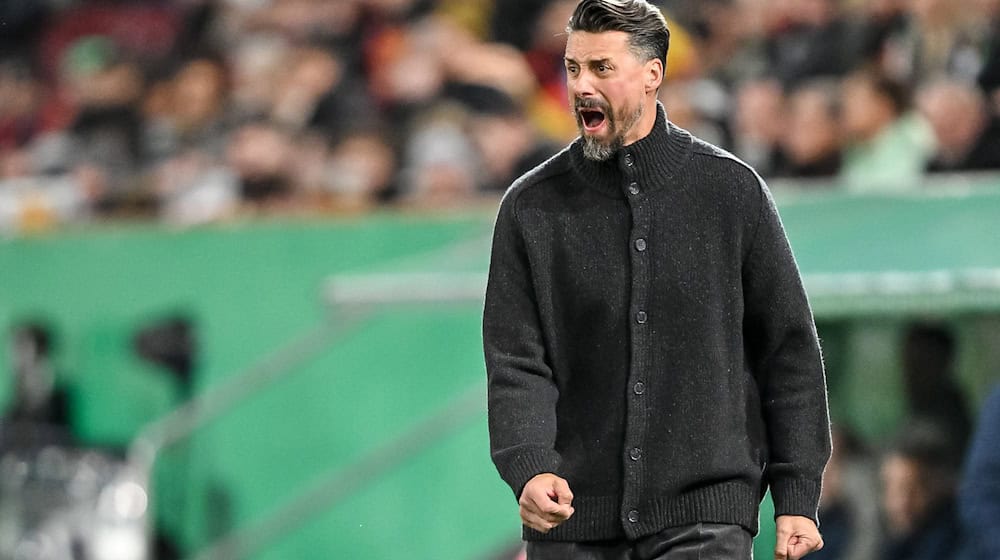 Der Frust muss raus: Sandro Wagner schreit am Spielfeldrand.  / Foto: Harry Langer/dpa Der Frust muss raus: Sandro Wagner schreit am Spielfeldrand.  / Foto: Harry Langer/dpa