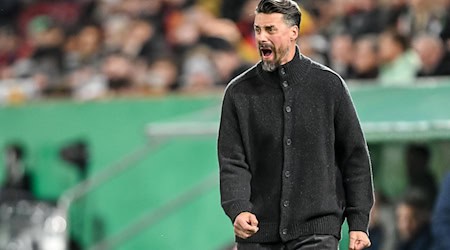 Der Frust muss raus: Sandro Wagner schreit am Spielfeldrand.  / Foto: Harry Langer/dpa Der Frust muss raus: Sandro Wagner schreit am Spielfeldrand.  / Foto: Harry Langer/dpa