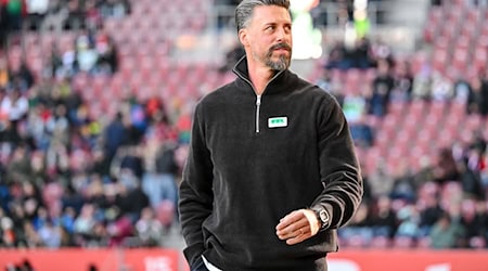 Augsburg Trainer Sandro Wagner will im Pokal wieder Grund zur Freude haben. / Foto: Harry Langer/dpa Augsburg Trainer Sandro Wagner will im Pokal wieder Grund zur Freude haben. / Foto: Harry Langer/dpa