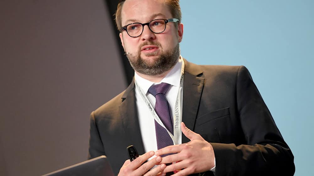 Oliver Nachtwey bekommt den Preis gemeinsam mit der Autorin Carolin Amlinger (Archiv).  / Foto: Britta Pedersen/dpa-Zentralbild/dpa
