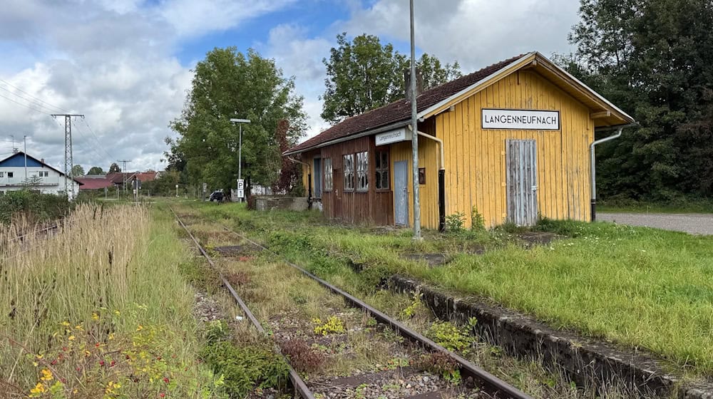 Bis Langenneufnach, hier der verfallene Bahnhof, soll die alte Staudenbahn in Landkreis Augsburg reaktiviert werde. (Archivfoto) / Foto: Ulf Vogler/dpa Bis Langenneufnach, hier der verfallene Bahnhof, soll die alte Staudenbahn in Landkreis Augsburg reaktiviert werde. (Archivfoto) / Foto: Ulf Vogler/dpa