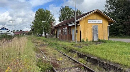 Bis Langenneufnach, hier der verfallene Bahnhof, soll die alte Staudenbahn in Landkreis Augsburg reaktiviert werde. (Archivfoto) / Foto: Ulf Vogler/dpa Bis Langenneufnach, hier der verfallene Bahnhof, soll die alte Staudenbahn in Landkreis Augsburg reaktiviert werde. (Archivfoto) / Foto: Ulf Vogler/dpa