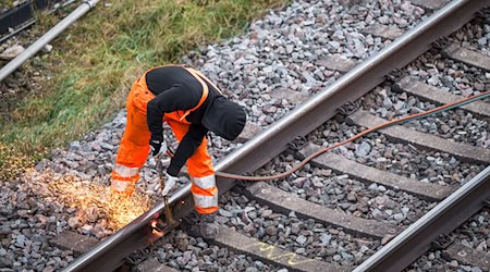 Die Bahn will 2026 in Bayern zusätzlich knapp 40 Kilometer neue Gleise und 20 neue Weichen verlegen. (Symbolbild) / Foto: Daniel Vogl/dpa