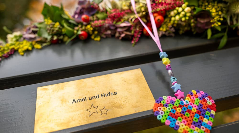 An der Isar erinnert jetzt eine Bank an die zwei Opfer, die bei einem Anschlag in München starben, als ein Autofahrer in einen Demonstrationszug fuhr.  / Foto: Peter Kneffel/dpa An der Isar erinnert jetzt eine Bank an die zwei Opfer, die bei einem Anschlag in München starben, als ein Autofahrer in einen Demonstrationszug fuhr.  / Foto: Peter Kneffel/dpa