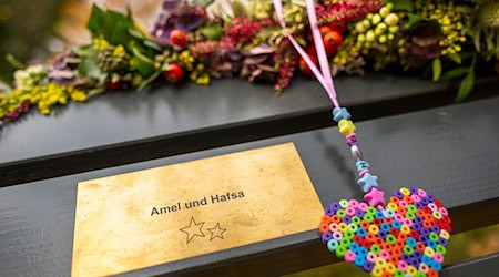 An der Isar erinnert jetzt eine Bank an die zwei Opfer, die bei einem Anschlag in München starben, als ein Autofahrer in einen Demonstrationszug fuhr.  / Foto: Peter Kneffel/dpa An der Isar erinnert jetzt eine Bank an die zwei Opfer, die bei einem Anschlag in München starben, als ein Autofahrer in einen Demonstrationszug fuhr.  / Foto: Peter Kneffel/dpa