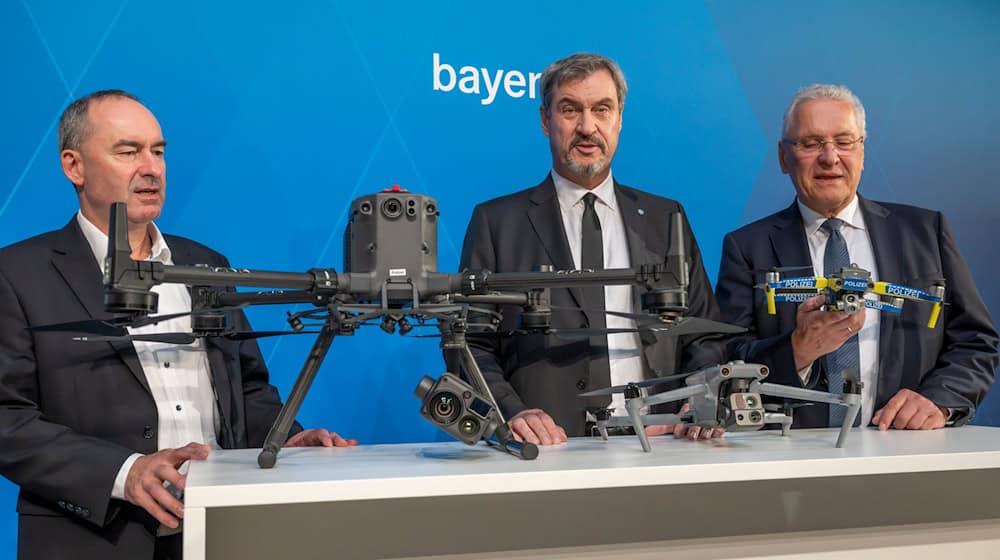 Ministerpräsident Söders Botschaft für den Umgang mit Drohnen ist klar: Abschießen statt Abwarten.  / Foto: Peter Kneffel/dpa