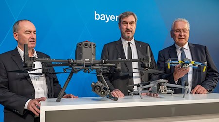 Ministerpräsident Söders Botschaft für den Umgang mit Drohnen ist klar: Abschießen statt Abwarten.  / Foto: Peter Kneffel/dpa