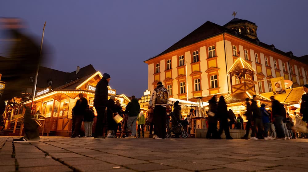 Das Winterdorf in der Bayreuther Fußgängerzone verbreitet schon ab Mitte Oktober weihnachtliche Stimmung. (Archivbild) / Foto: Pia Bayer/dpa