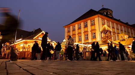 Das Winterdorf in der Bayreuther Fußgängerzone verbreitet schon ab Mitte Oktober weihnachtliche Stimmung. (Archivbild) / Foto: Pia Bayer/dpa