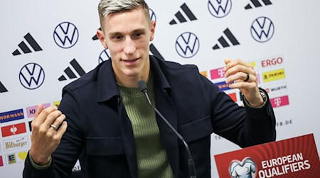 Nico Schlotterbeck spricht im Windsor Park von Belfast. / Foto: Christian Charisius/dpa