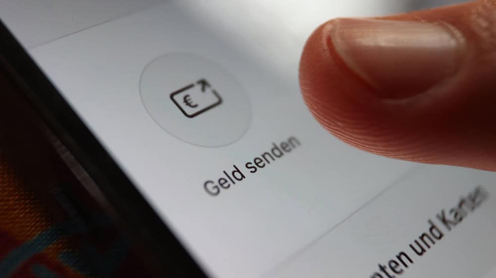 Das von einem Zusammenschluss europäischer Banken gestartete Bezahlsystem Wero soll noch in diesem Jahr auch für Online-Einkäufe genutzt werden können. (Symbolbild)  / Foto: Karl-Josef Hildenbrand/dpa