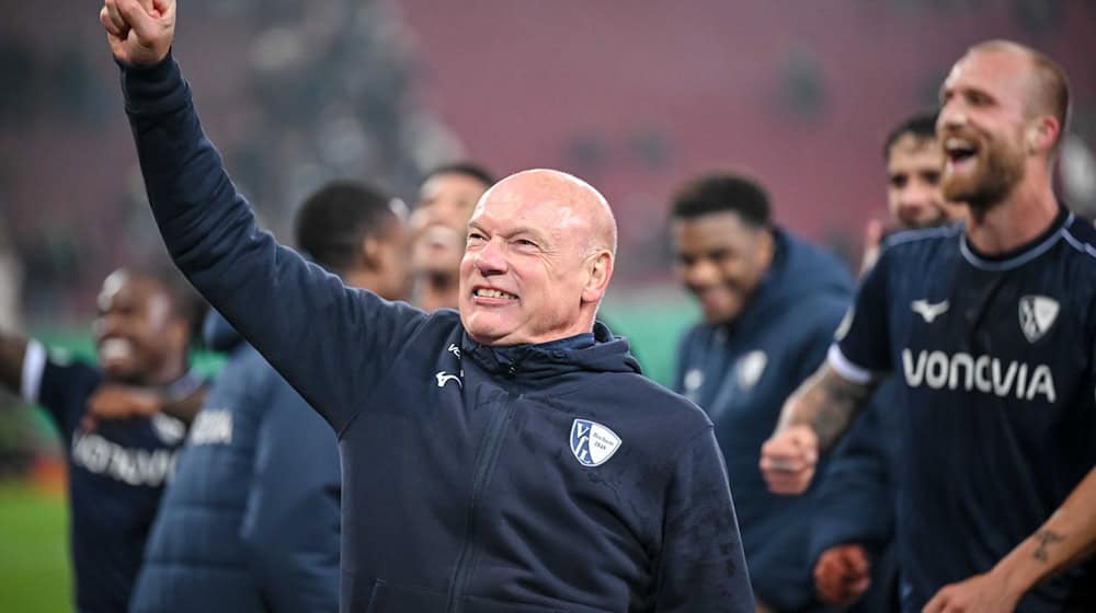 Geschafft: Trainer Uwe Rösler ballt vor dem Bochumer Fanblock jubelnd die Faust.  / Foto: Harry Langer/dpa Geschafft: Trainer Uwe Rösler ballt vor dem Bochumer Fanblock jubelnd die Faust.  / Foto: Harry Langer/dpa