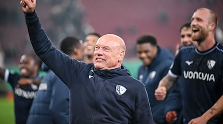 Geschafft: Trainer Uwe Rösler ballt vor dem Bochumer Fanblock jubelnd die Faust.  / Foto: Harry Langer/dpa Geschafft: Trainer Uwe Rösler ballt vor dem Bochumer Fanblock jubelnd die Faust.  / Foto: Harry Langer/dpa