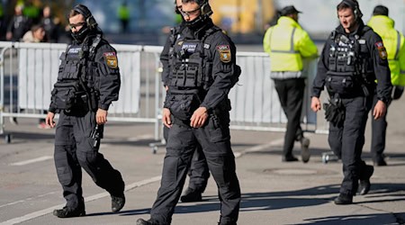 Das Festgelände wird abgesucht.  / Foto: Matthias Schrader/AP/dpa